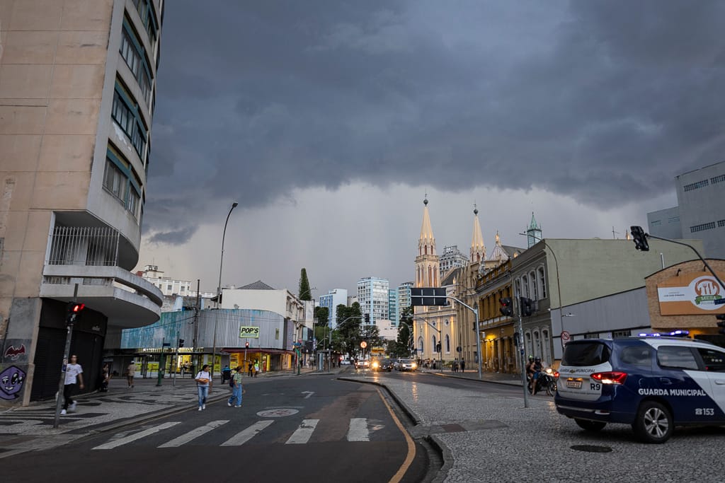 Foto: chuva em Curitiba — acervo Plural